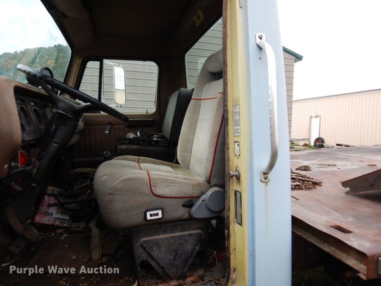 image for item MQ9472 1983 International 1754  flatbed truck