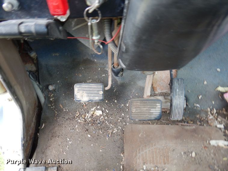 image for item MQ9472 1983 International 1754  flatbed truck