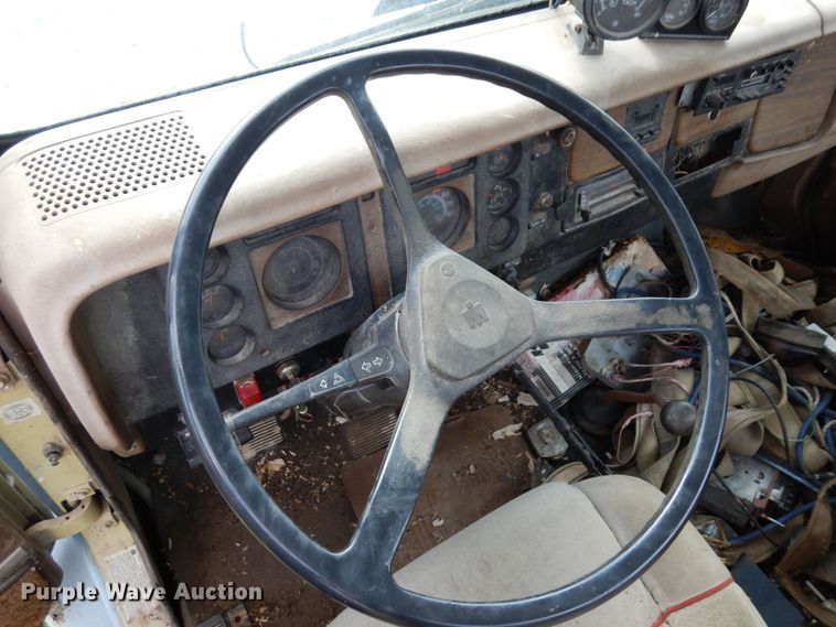 image for item MQ9472 1983 International 1754  flatbed truck