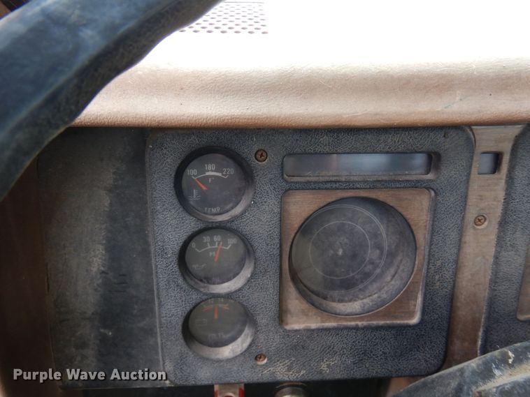 image for item MQ9472 1983 International 1754  flatbed truck