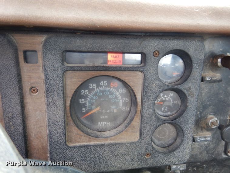 image for item MQ9472 1983 International 1754  flatbed truck