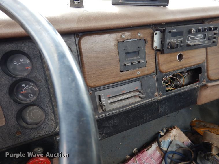 image for item MQ9472 1983 International 1754  flatbed truck