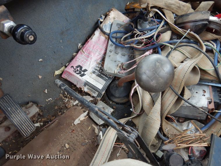 image for item MQ9472 1983 International 1754  flatbed truck