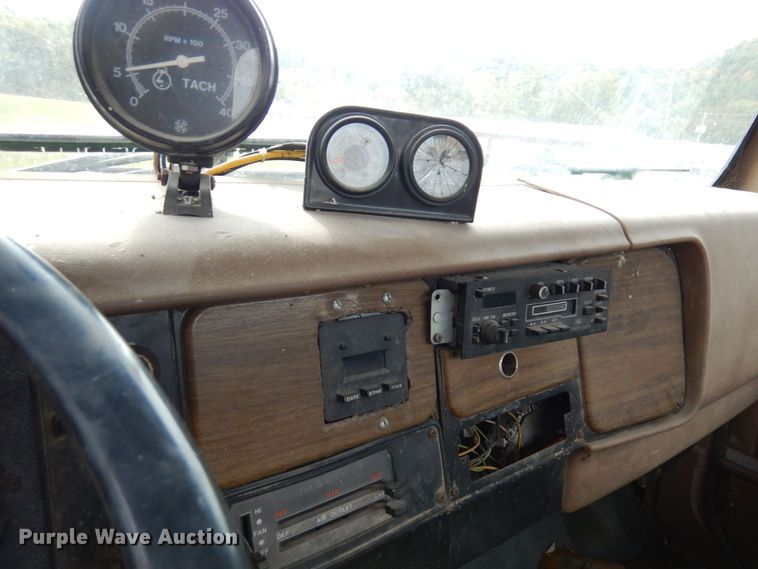 image for item MQ9472 1983 International 1754  flatbed truck