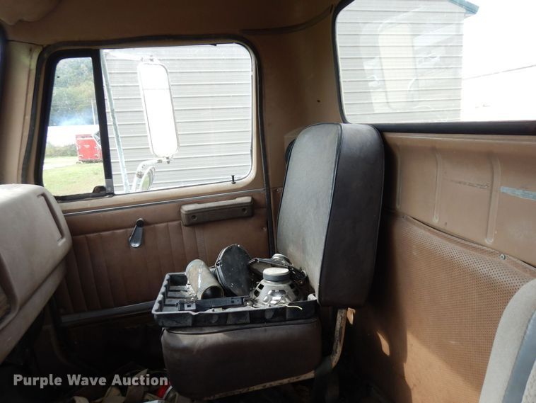 image for item MQ9472 1983 International 1754  flatbed truck