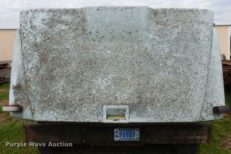 image for item MQ9472 1983 International 1754  flatbed truck