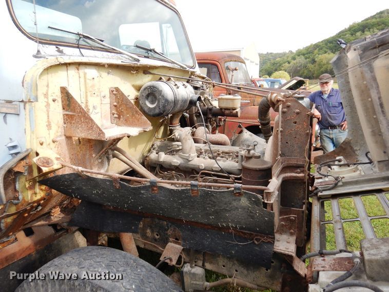 image for item MQ9472 1983 International 1754  flatbed truck