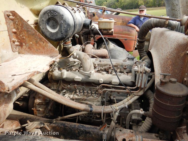 image for item MQ9472 1983 International 1754  flatbed truck