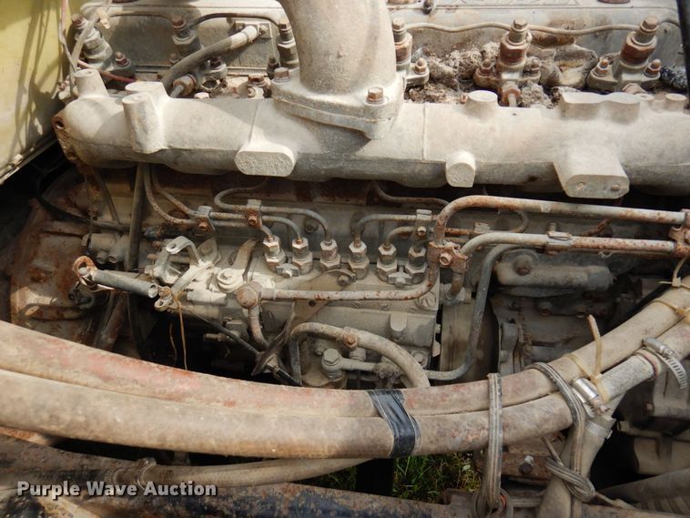 image for item MQ9472 1983 International 1754  flatbed truck