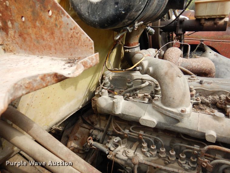 image for item MQ9472 1983 International 1754  flatbed truck