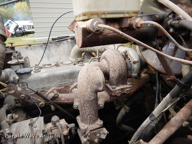 image for item MQ9472 1983 International 1754  flatbed truck