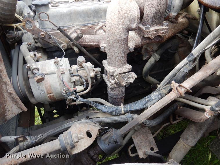 image for item MQ9472 1983 International 1754  flatbed truck