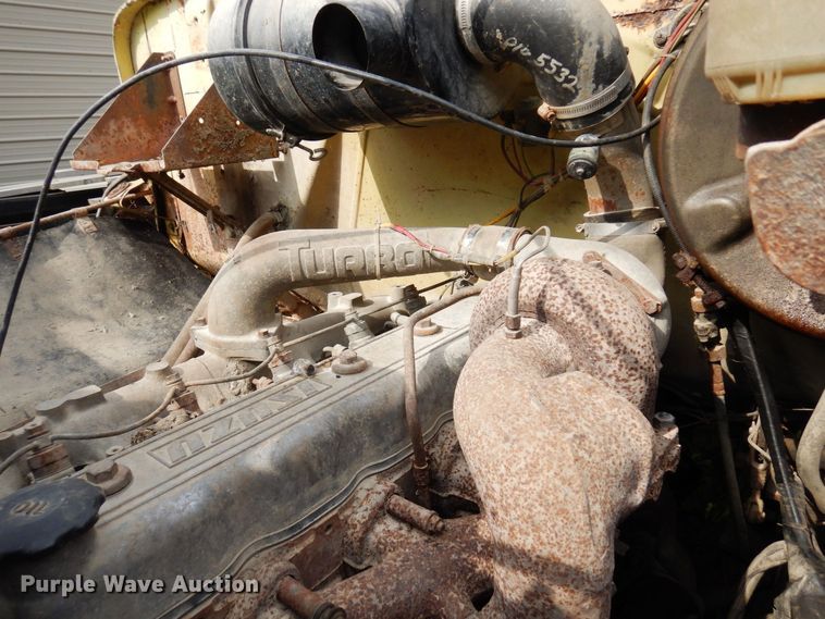 image for item MQ9472 1983 International 1754  flatbed truck