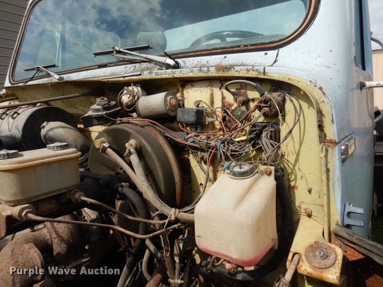 image for item MQ9472 1983 International 1754  flatbed truck