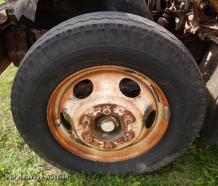 image for item MQ9472 1983 International 1754  flatbed truck