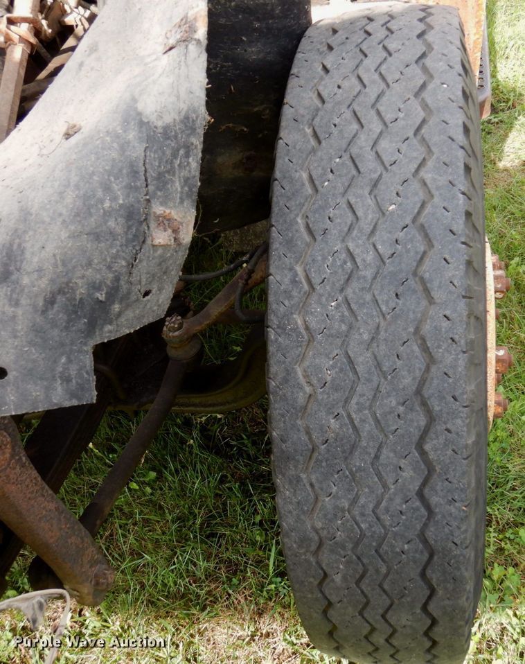 image for item MQ9472 1983 International 1754  flatbed truck