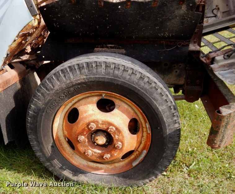 image for item MQ9472 1983 International 1754  flatbed truck