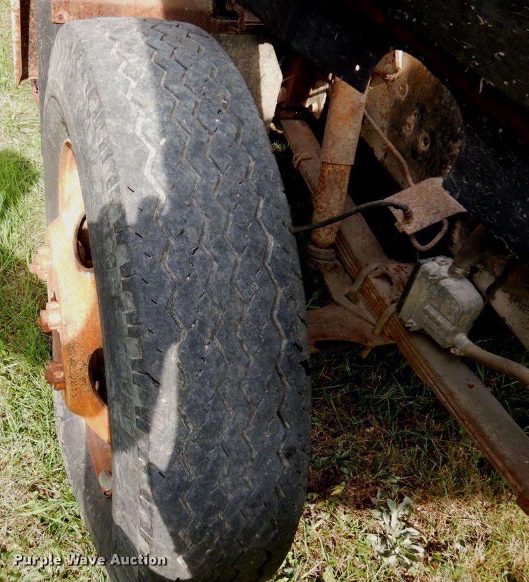 image for item MQ9472 1983 International 1754  flatbed truck