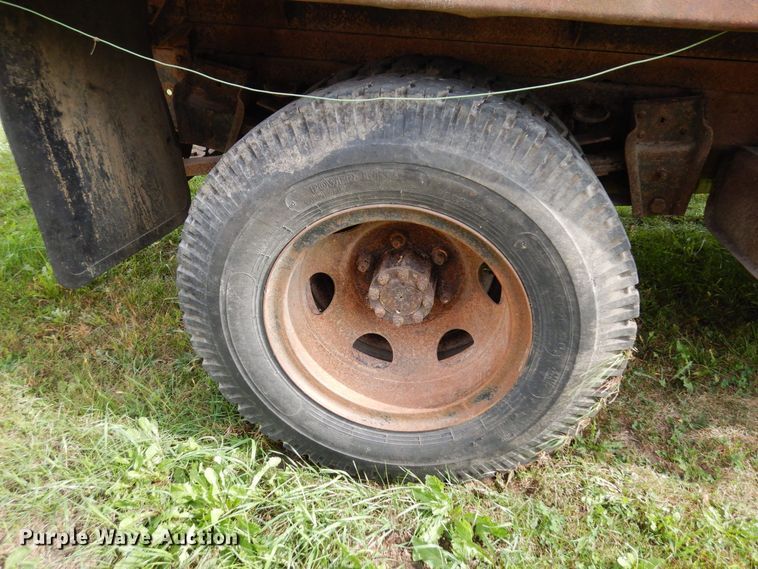 image for item MQ9472 1983 International 1754  flatbed truck