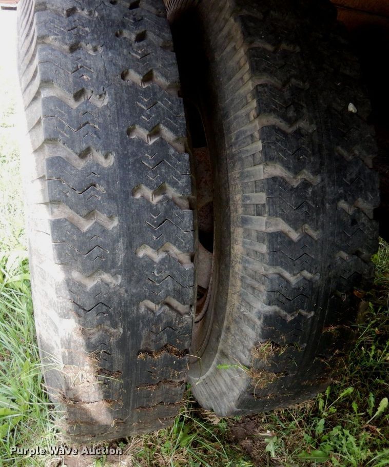 image for item MQ9472 1983 International 1754  flatbed truck