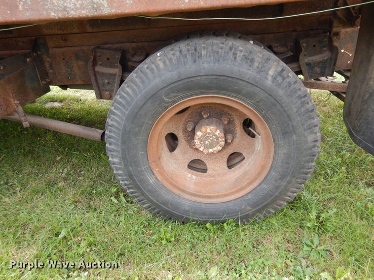 image for item MQ9472 1983 International 1754  flatbed truck