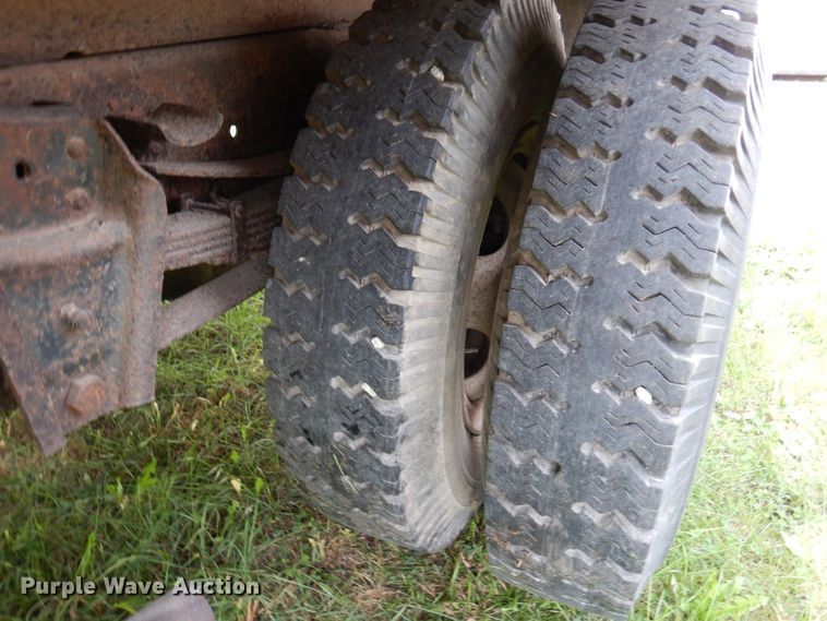 image for item MQ9472 1983 International 1754  flatbed truck