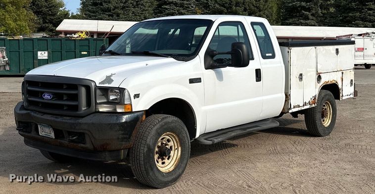 image for item MQ9474 2002 Ford F350 Super Duty  SuperCab utility bed pickup truck