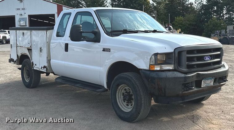 image for item MQ9474 2002 Ford F350 Super Duty  SuperCab utility bed pickup truck