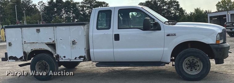 image for item MQ9474 2002 Ford F350 Super Duty  SuperCab utility bed pickup truck