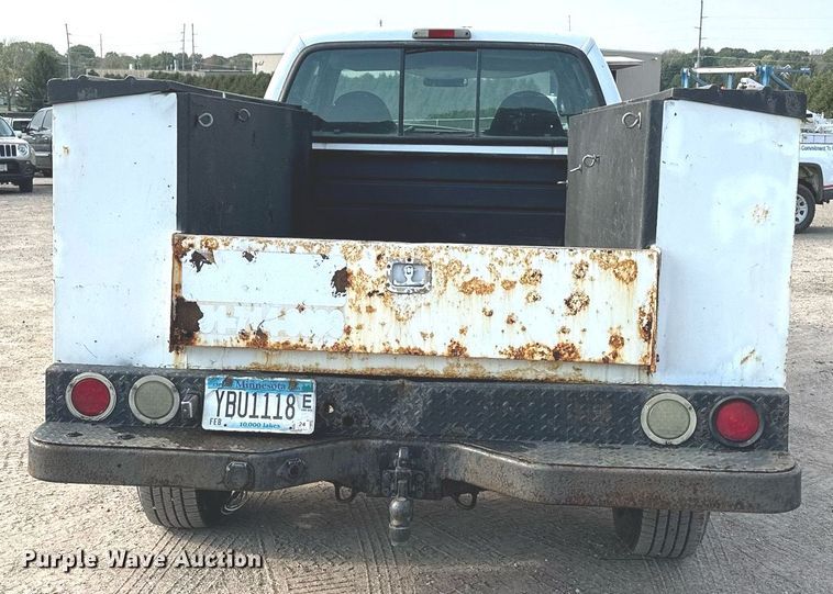 image for item MQ9474 2002 Ford F350 Super Duty  SuperCab utility bed pickup truck