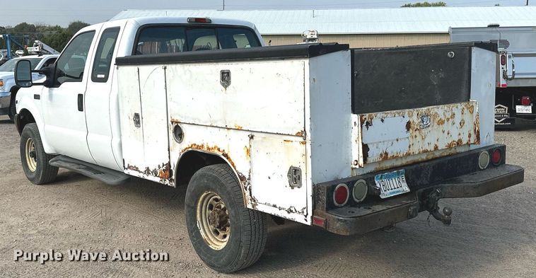 image for item MQ9474 2002 Ford F350 Super Duty  SuperCab utility bed pickup truck