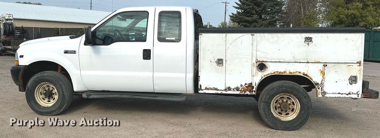 image for item MQ9474 2002 Ford F350 Super Duty  SuperCab utility bed pickup truck