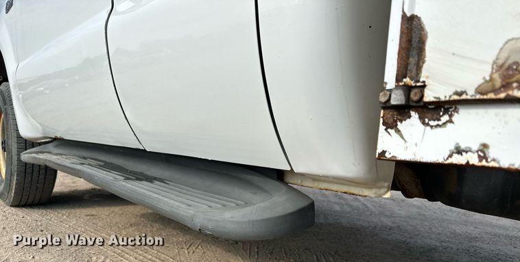 image for item MQ9474 2002 Ford F350 Super Duty  SuperCab utility bed pickup truck