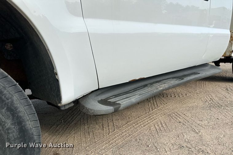 image for item MQ9474 2002 Ford F350 Super Duty  SuperCab utility bed pickup truck