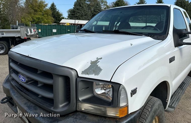 image for item MQ9474 2002 Ford F350 Super Duty  SuperCab utility bed pickup truck