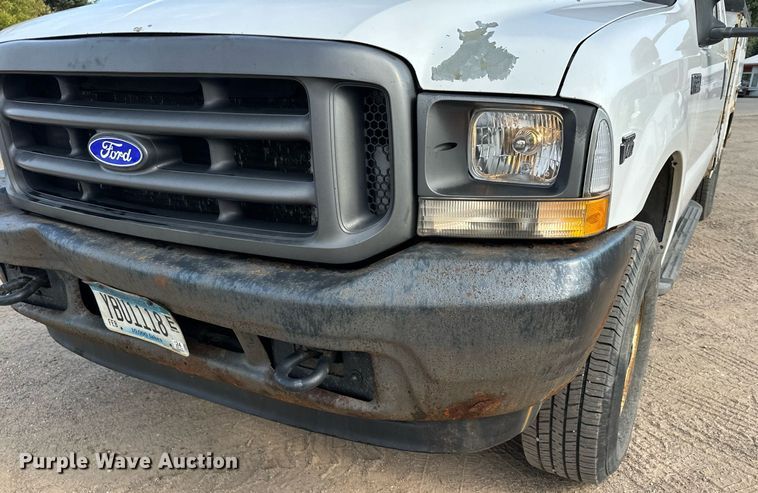 image for item MQ9474 2002 Ford F350 Super Duty  SuperCab utility bed pickup truck