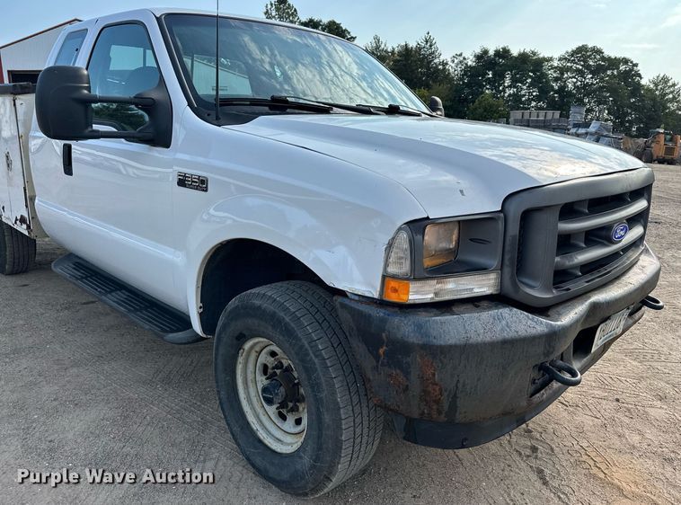 image for item MQ9474 2002 Ford F350 Super Duty  SuperCab utility bed pickup truck