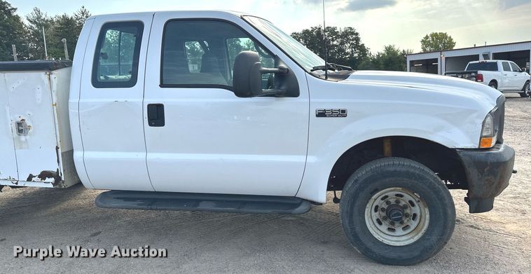 image for item MQ9474 2002 Ford F350 Super Duty  SuperCab utility bed pickup truck