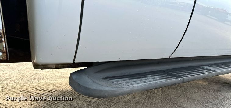 image for item MQ9474 2002 Ford F350 Super Duty  SuperCab utility bed pickup truck