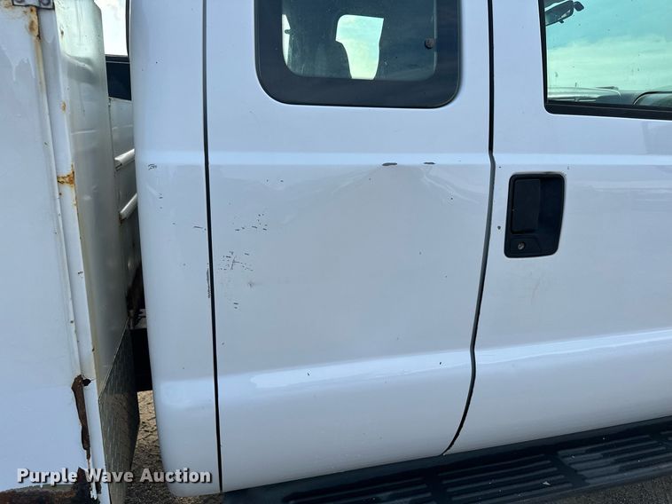 image for item MQ9474 2002 Ford F350 Super Duty  SuperCab utility bed pickup truck