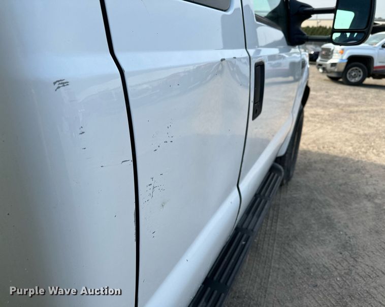 image for item MQ9474 2002 Ford F350 Super Duty  SuperCab utility bed pickup truck