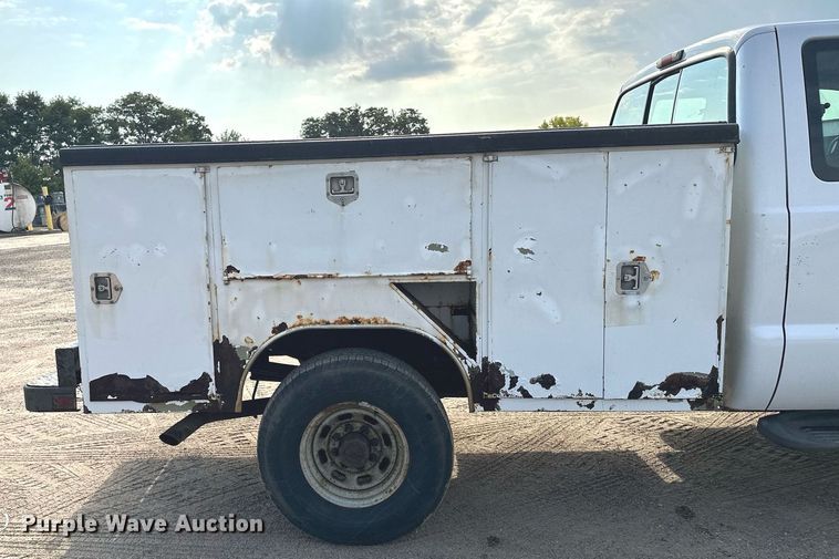 image for item MQ9474 2002 Ford F350 Super Duty  SuperCab utility bed pickup truck