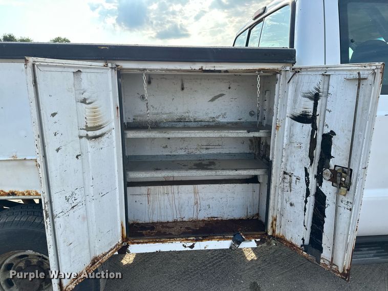 image for item MQ9474 2002 Ford F350 Super Duty  SuperCab utility bed pickup truck