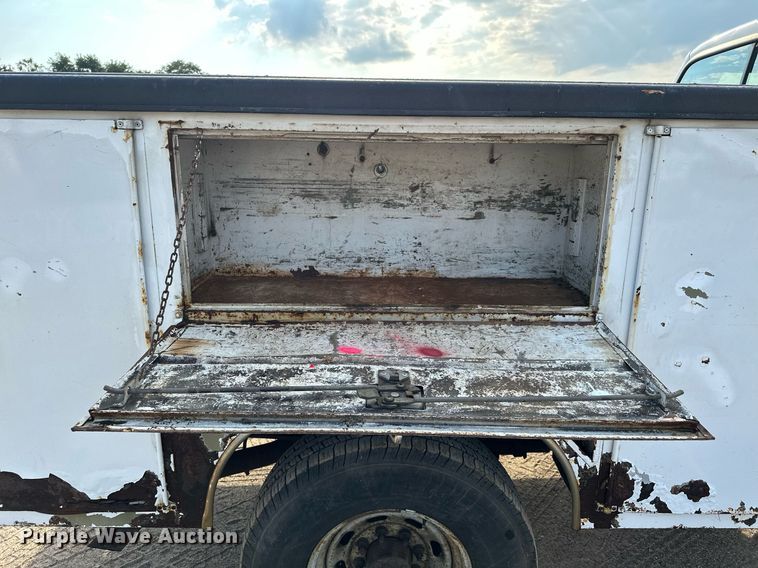 image for item MQ9474 2002 Ford F350 Super Duty  SuperCab utility bed pickup truck