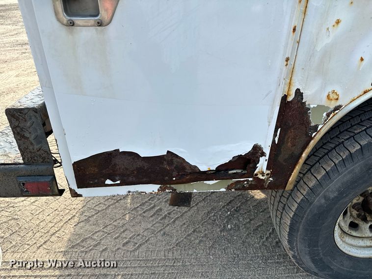 image for item MQ9474 2002 Ford F350 Super Duty  SuperCab utility bed pickup truck