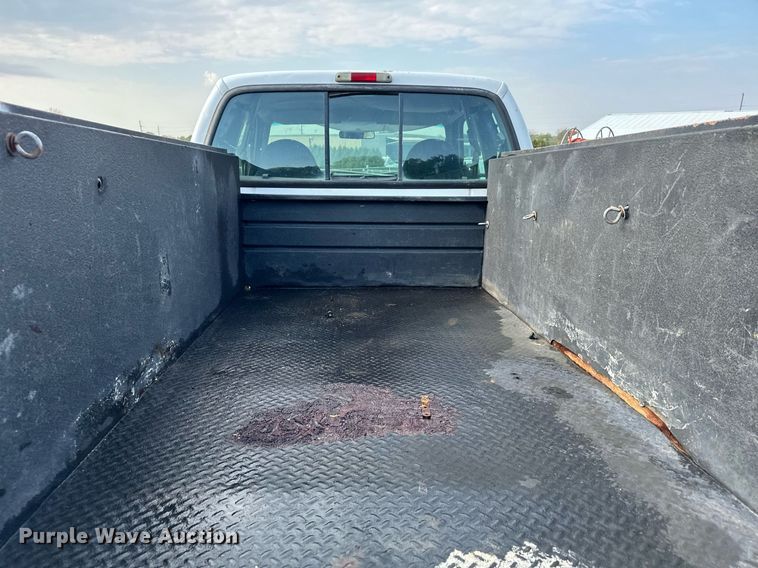 image for item MQ9474 2002 Ford F350 Super Duty  SuperCab utility bed pickup truck