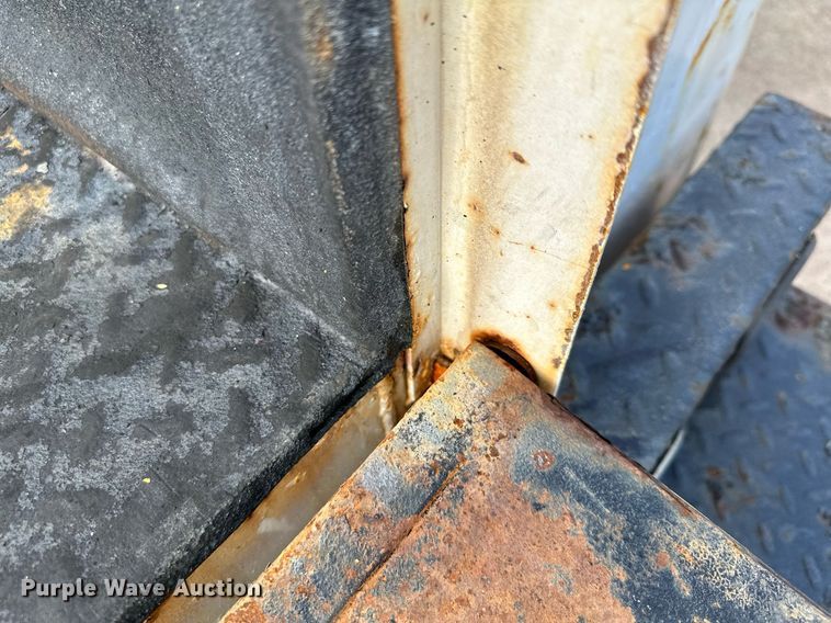 image for item MQ9474 2002 Ford F350 Super Duty  SuperCab utility bed pickup truck