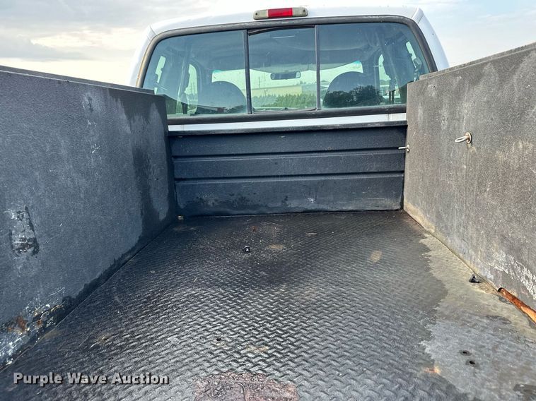 image for item MQ9474 2002 Ford F350 Super Duty  SuperCab utility bed pickup truck