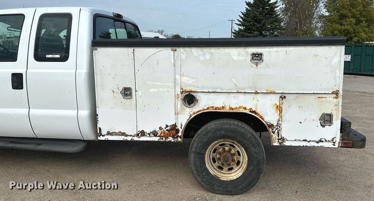 image for item MQ9474 2002 Ford F350 Super Duty  SuperCab utility bed pickup truck