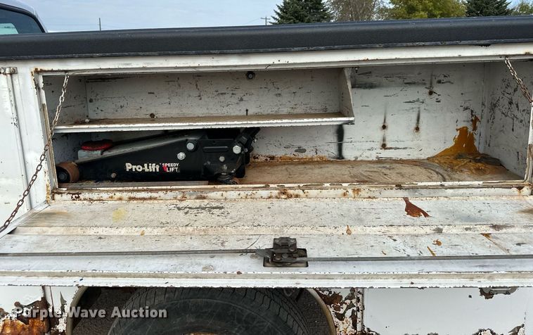 image for item MQ9474 2002 Ford F350 Super Duty  SuperCab utility bed pickup truck